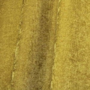 Sfeerfoto van pistachekleurige chenille gordijnen in een plooi, met subtiele krijtstructuur.