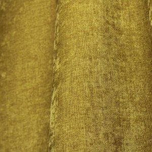 Stofdetails van pistachekleurige chenille gordijnen, met de zachte krijtstructuur duidelijk zichtbaar