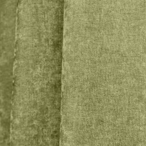 Pistachekleurige chenille gordijnen in de plooi, met het stofpatroon en de krijtstructuur goed zichtbaar