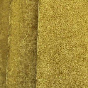 Pistachekleurige chenille gordijnen in de plooi, met het stofpatroon en de krijtstructuur goed zichtbaar