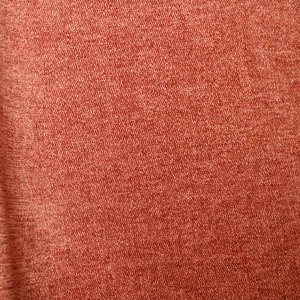 Stofdetails van roestkleurige chenille gordijnen van Okika, met zichtbare zachte structuur en warme kleurnuance bij natuurlijk licht.