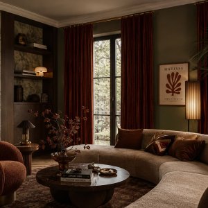 Roodbruine ribstof gordijnen in een retro interieur met warme houttinten, vintage meubels. sfeerimpressie van Interieursetting met gordijnen in plooi.