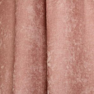 Roze chenille gordijnen, sfeer foto van de gordijnen in een plooi met zachte krijtstructuur.