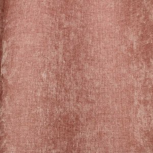 Roze chenille gordijnen in close-up, met de zachte krijtstructuur duidelijk zichtbaar