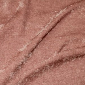 Roze chenille gordijnstof van dichtbij, met de fijne stofstructuur duidelijk zichtbaar.