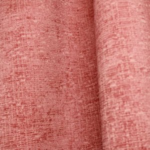 Interieurbeeld van roze teddy chenille gordijnen van Okika, getoond in de plooi