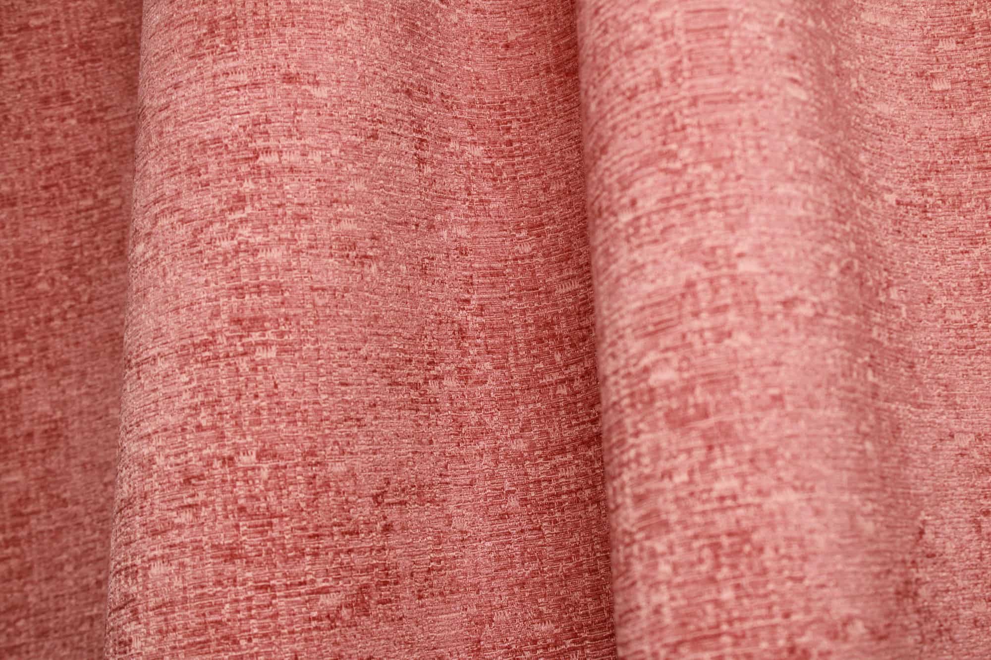 Interieurbeeld van roze teddy chenille gordijnen van Okika, getoond in de plooi