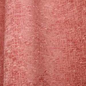 Close up van roze teddy chenille gordijnstof van Okika met een warme, zachte uitstraling