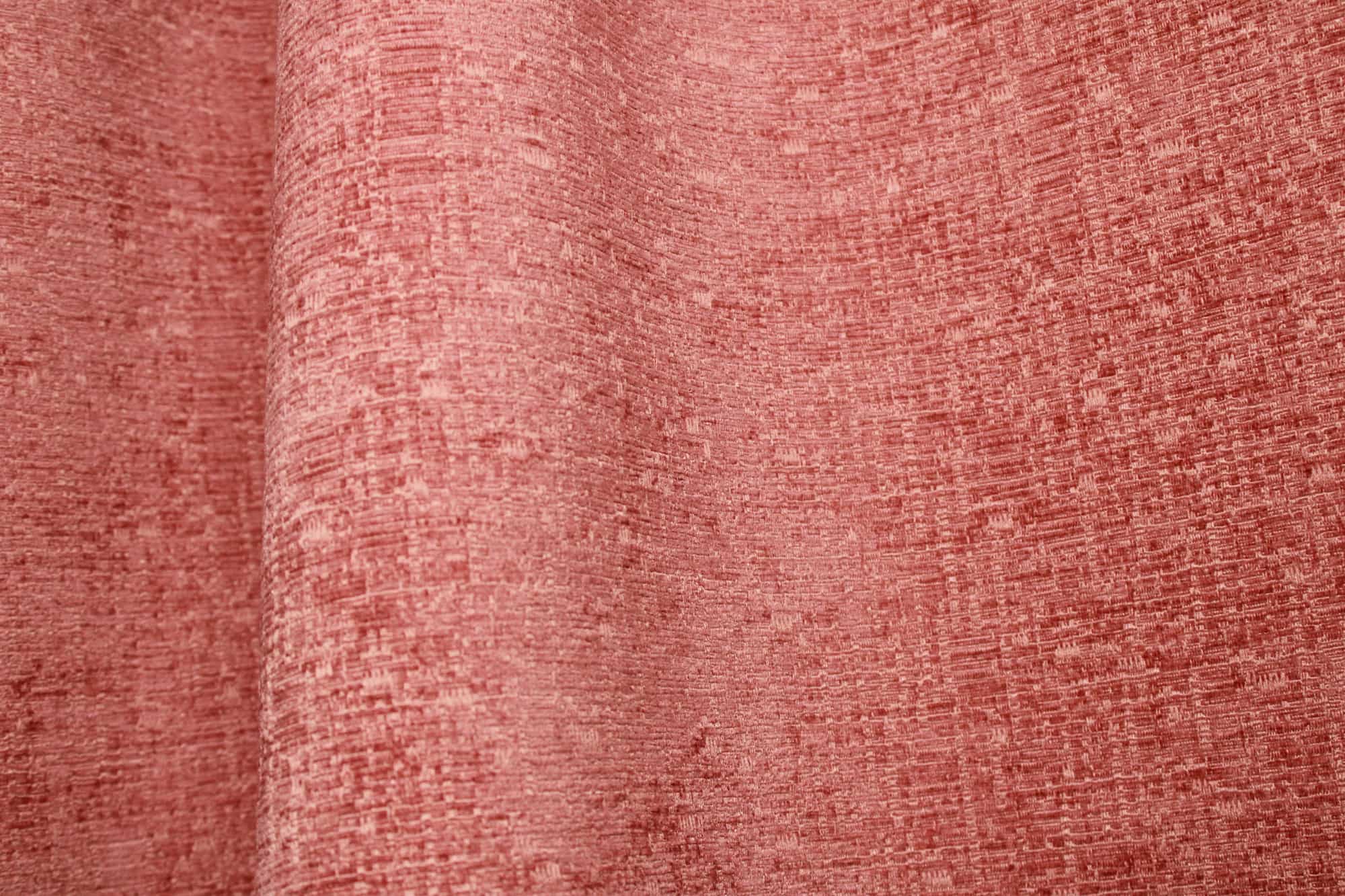 Close up van roze teddy chenille gordijnstof van Okika met een warme, zachte uitstraling