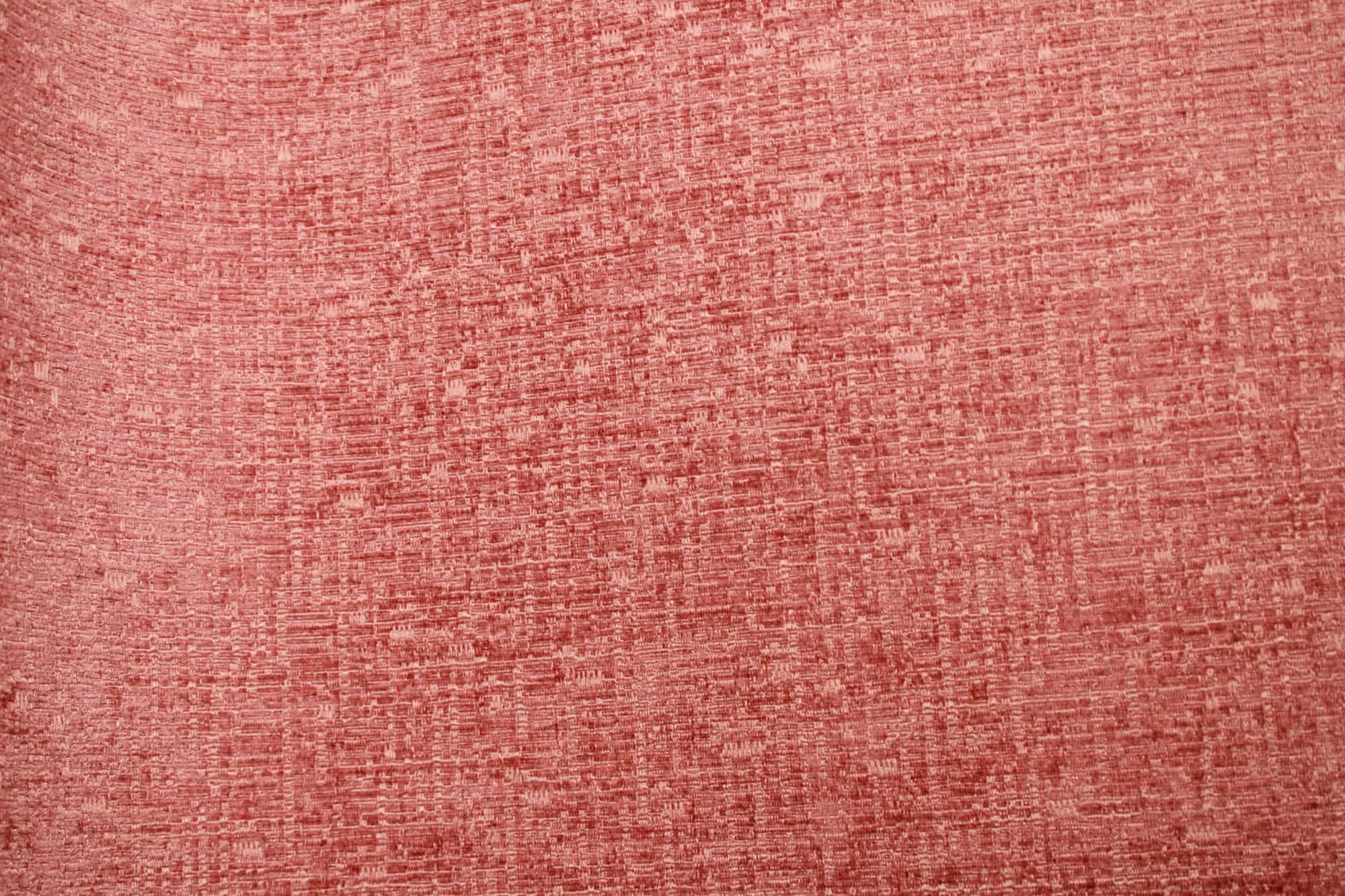 Stofpatroon van roze teddy chenille gordijnen van Okika, met focus op de stof in de plooi.