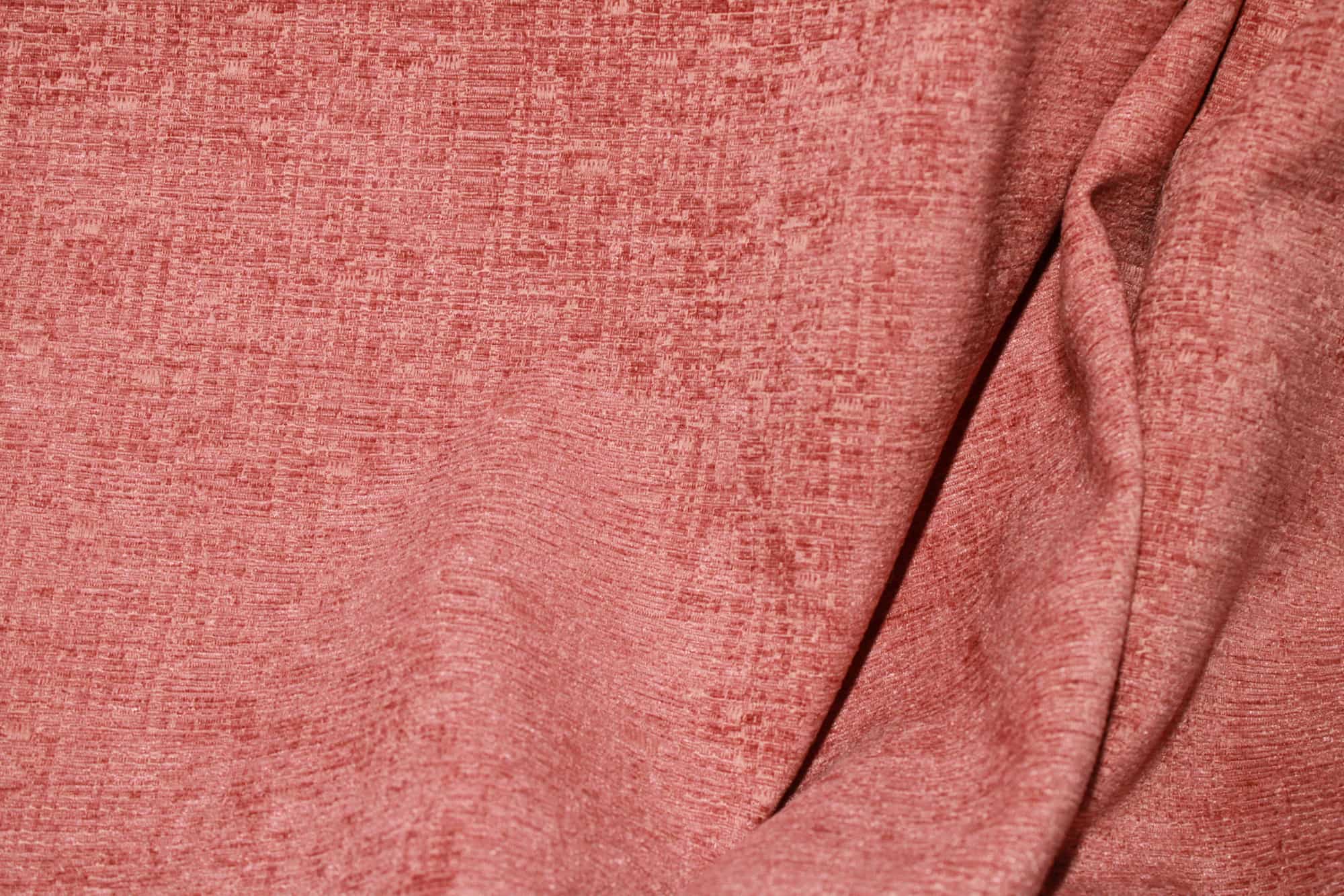 Stofstructuur van roze teddy chenille gordijnen van Okika, close up vastgelegd met zicht op de weving.