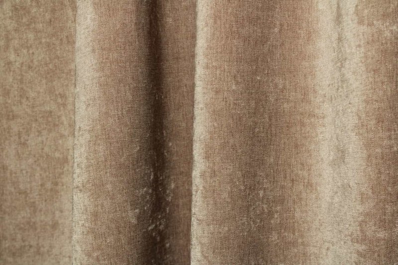 Sfeerbeeld van soft taupe chenille krijt gordijnen in de plooi