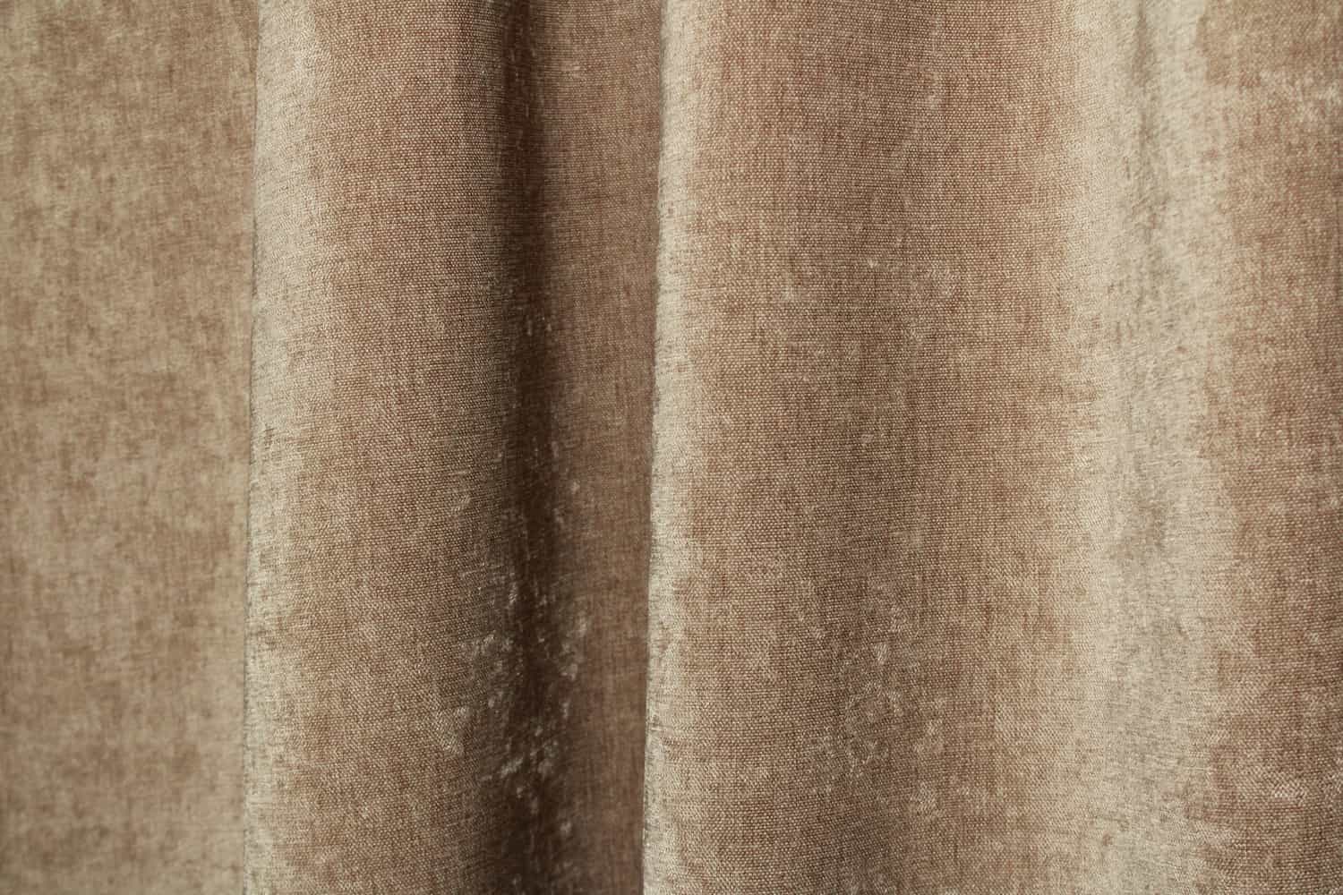Sfeerbeeld van soft taupe chenille krijt gordijnen in de plooi