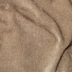 Stofstructuur van soft taupe chenille krijt gordijnen met een zacht krijt-effect van dichtbij.