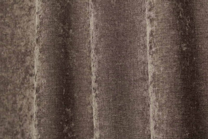 sfeerbeeld van taupe gordijnen gemaakt van een chenille stof, dicht geweven taupe gordijenn in de plooi