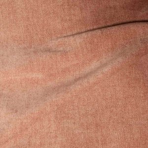 Stofstructuur van zachtroze chenille gordijnen van Okika, van dichtbij gefotografeerd met duidelijk zicht op de zachte weving bij daglicht.