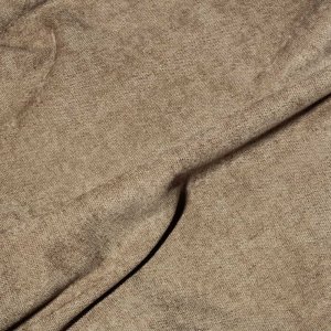 Stofstructuur van taupe gordijnen uit de Imperial collectie van Okika, close-up van de weving met de stof in elkaar gedraaid