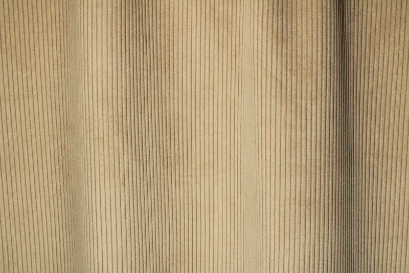 Zand ribstof gordijnen van corduroy in elegante plooi als sfeerbeeld