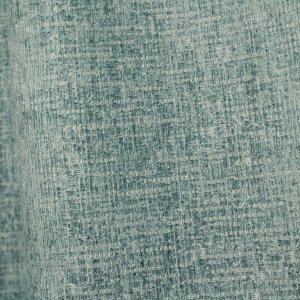 Stofpatroon van blauwe teddy chenille gordijnen van Okika, gefotografeerd in de plooi