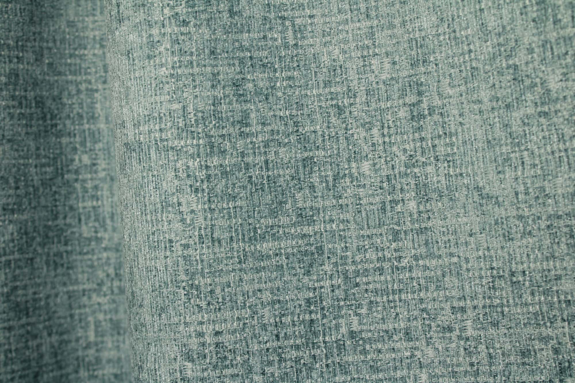 Stofpatroon van blauwe teddy chenille gordijnen van Okika, gefotografeerd in de plooi