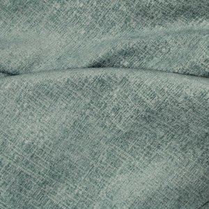 Stofstructuur van blauwe teddy chenille gordijnen van Okika, close up gefotografeerd waarbij de teddy chenille structuur en gelijkmatige weving zichtbaar zijn bij daglicht.