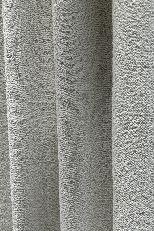 boucle-gordijnen-waveplooi-okika-woonkamerklant-detailfotogordijn (1) Detailfoto van bouclé gordijnen in waveplooi in de woonkamer van een klant, met zicht op de stofstructuur