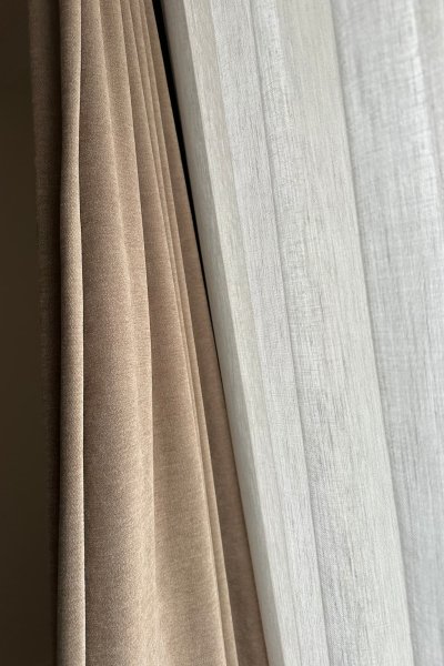 chenille-zand-gordijnen-recent-project-klant-slaapkamer-closeup (2)