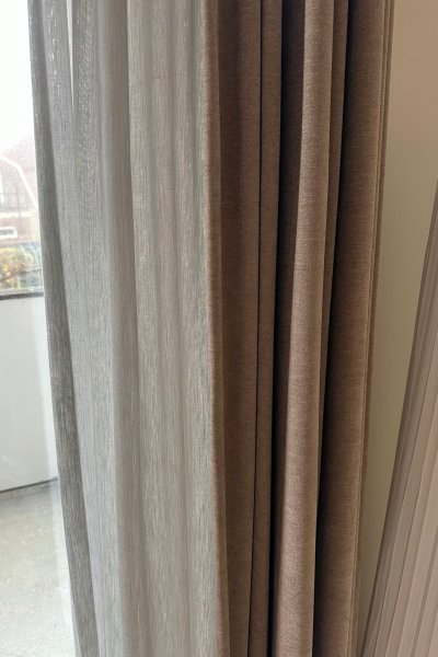 chenille-zand-gordijnen-recent-project-klant-slaapkamer-stofdetails (1)