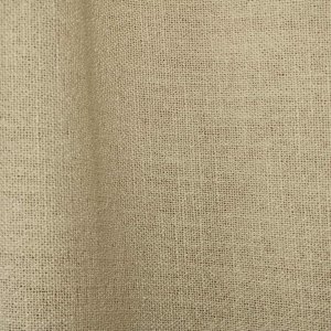 Detailfoto van de stof van crèmekleurige gordijnen uit de Boucloir collectie JC2603, waarbij de semilichtdoorlatende structuur zichtbaar is in de plooival.