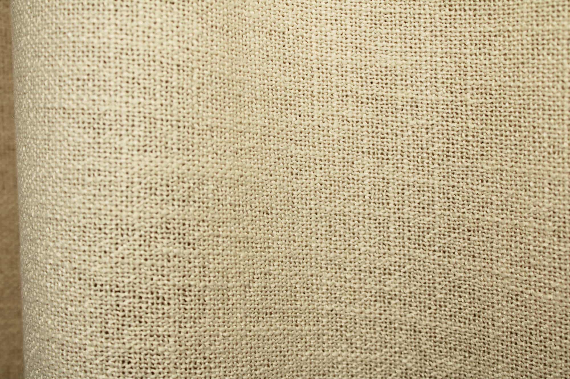 stofpatroon van crèmekleurige gordijnen uit de Boucloir collectie JC2603, detail van de semilichtdoorlatende stof waarbij de weving zichtbaar is.