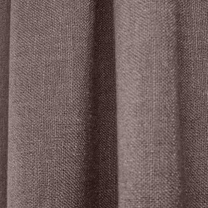 Interieurbeeld met donker taupe gordijnen uit de Boucloir collectie JC2591, waarbij de stof rustig in plooien valt en het daglicht zacht door het gordijn wordt gefilterd. Dit is een sfeerfoto met gordijnen in plooien.