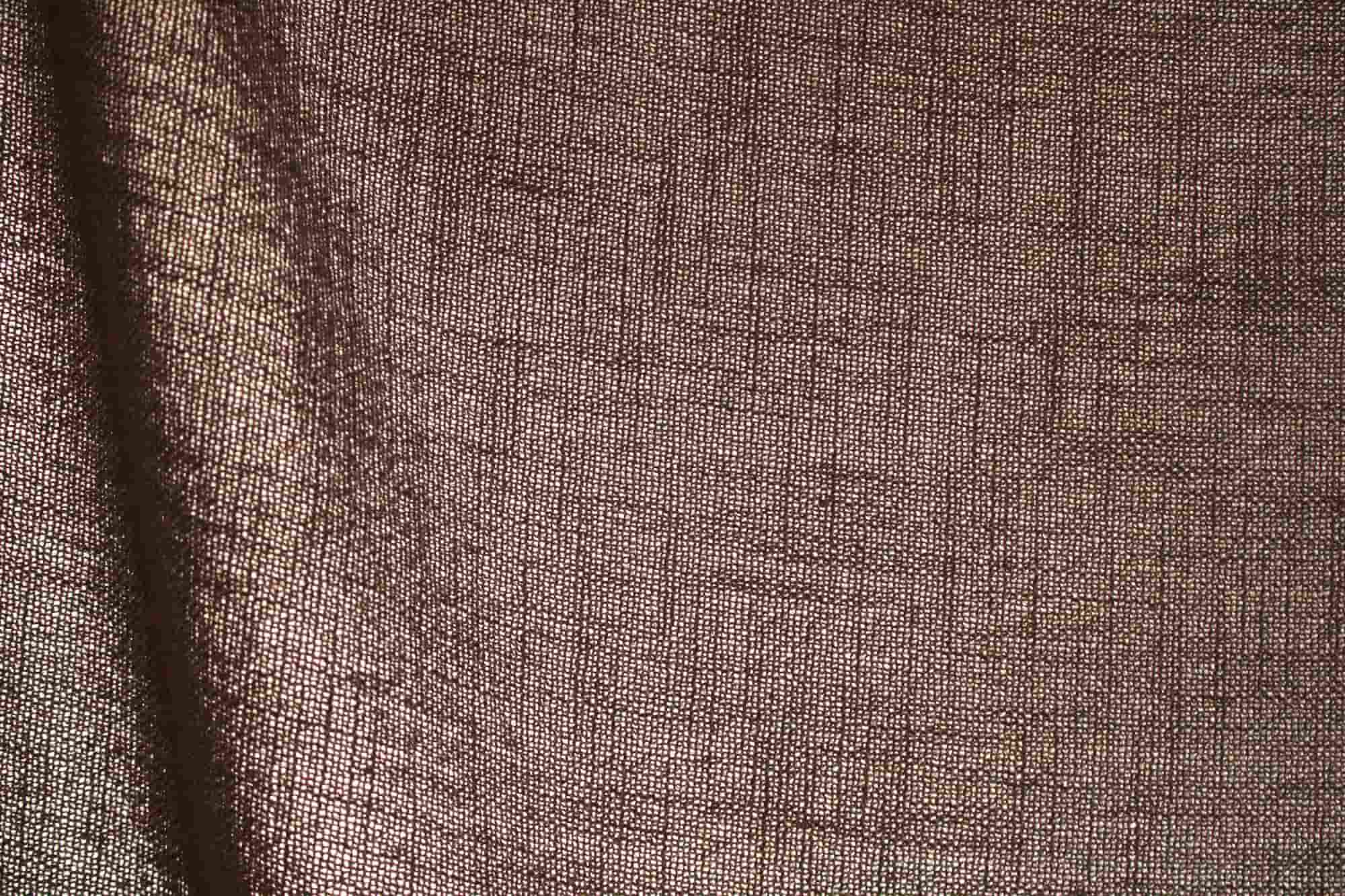 lichtdoorlatend van donker taupe gordijnen uit de boucloir collectie