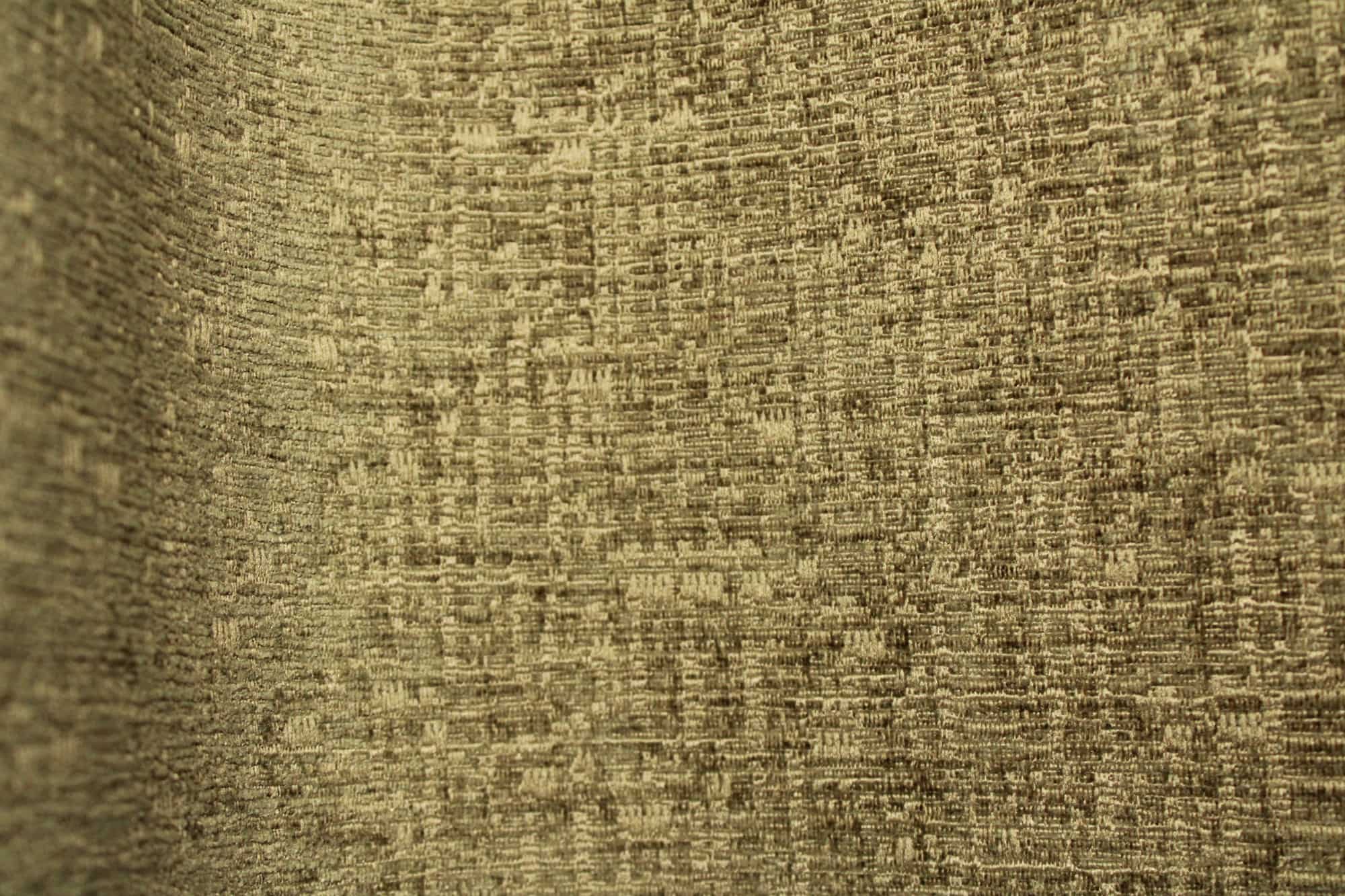 Groene teddy chenille gordijnen met zachte stofstructuur in plooien, detail van het stofpatroon