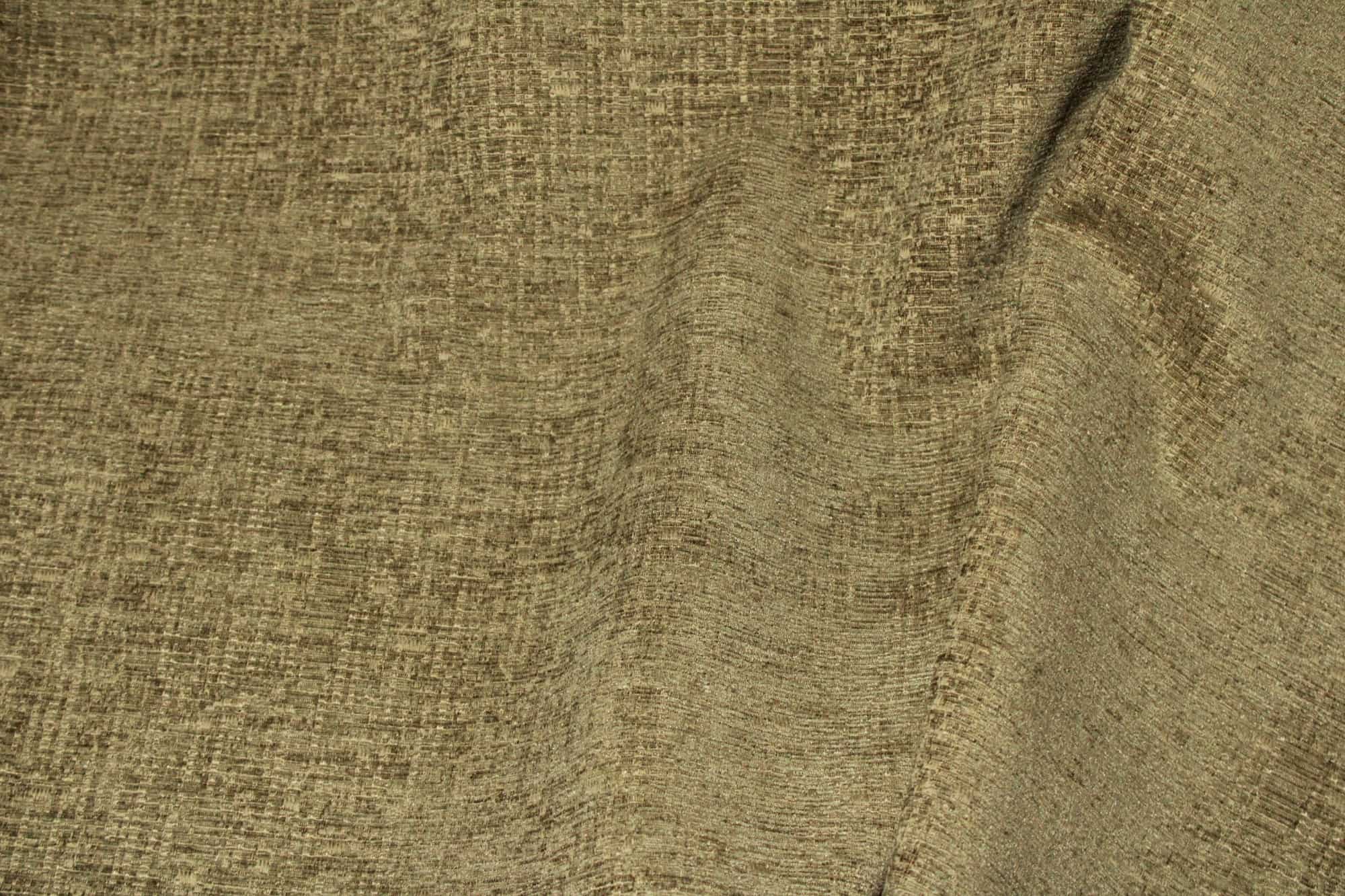 Stofstructuur van groene teddy chenille gordijnen van Okika, van dichtbij gefotografeerd met een teddy achtige chenille structuur bij daglicht.