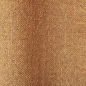 Close up van honingkleurige gordijnstof uit de Boucloir collectie JC2608, met een warme tint en een zichtbare weving die mooi tot uiting komt in de plooien.