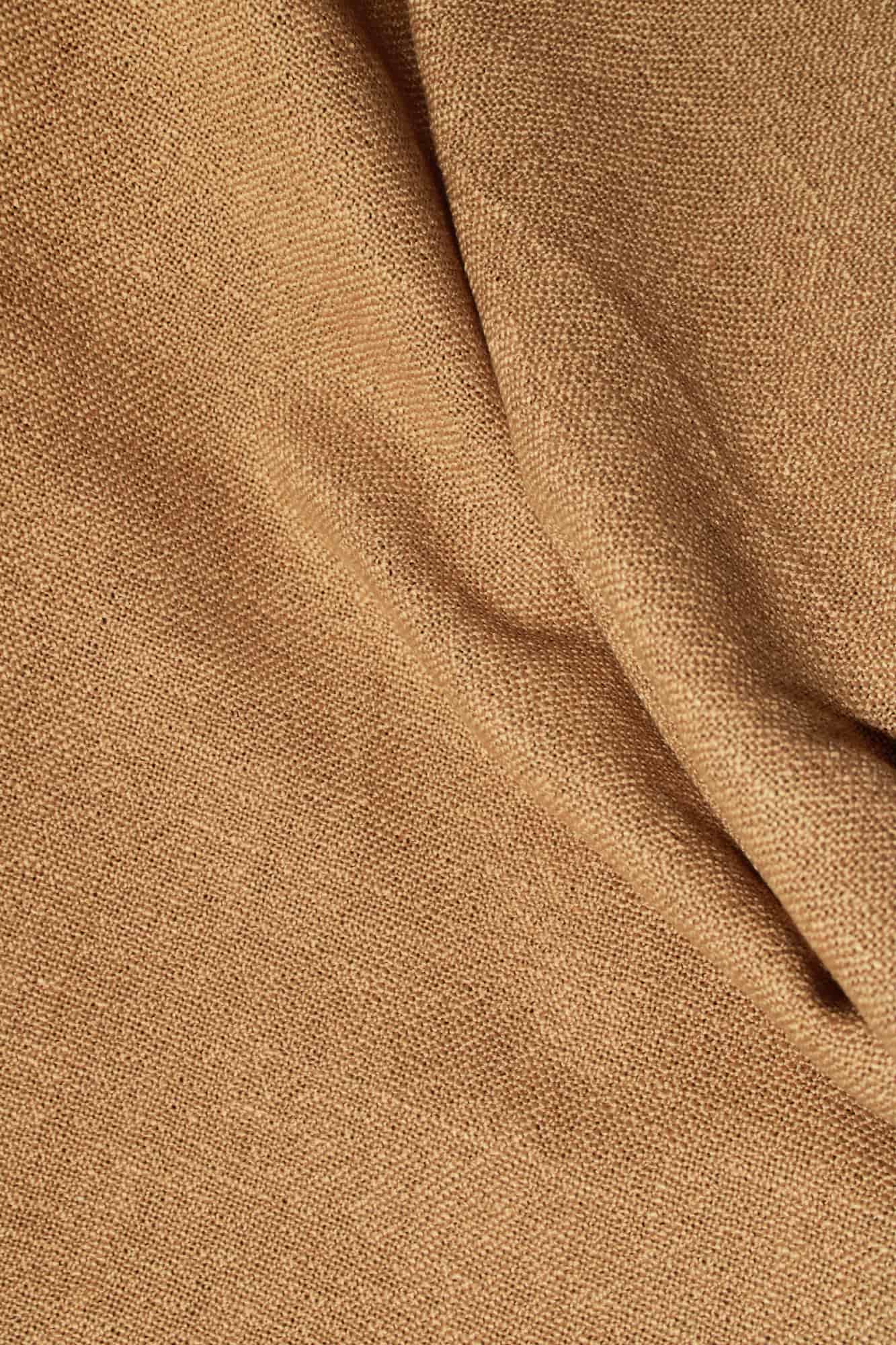 Structuurdetail van honingkleurige gordijnen uit de Boucloir collectie JC2608, waarbij de grove weving en het natuurlijke licht samen het karakter van de stof laten zien.