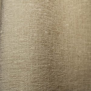 Stofdetails van ivoorkleurige teddy chenille gordijnen van Okika, met zicht op de teddy en teddy structuur.