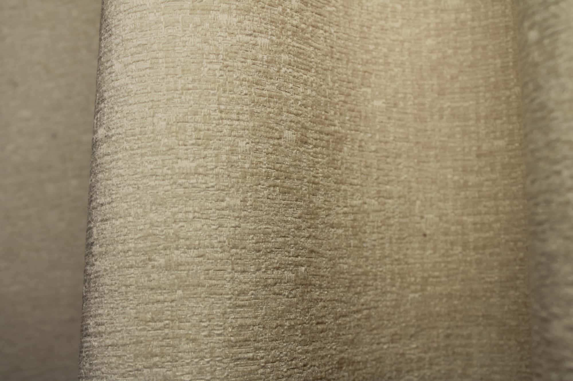 Stofdetails van ivoorkleurige teddy chenille gordijnen van Okika, met zicht op de teddy en teddy structuur.