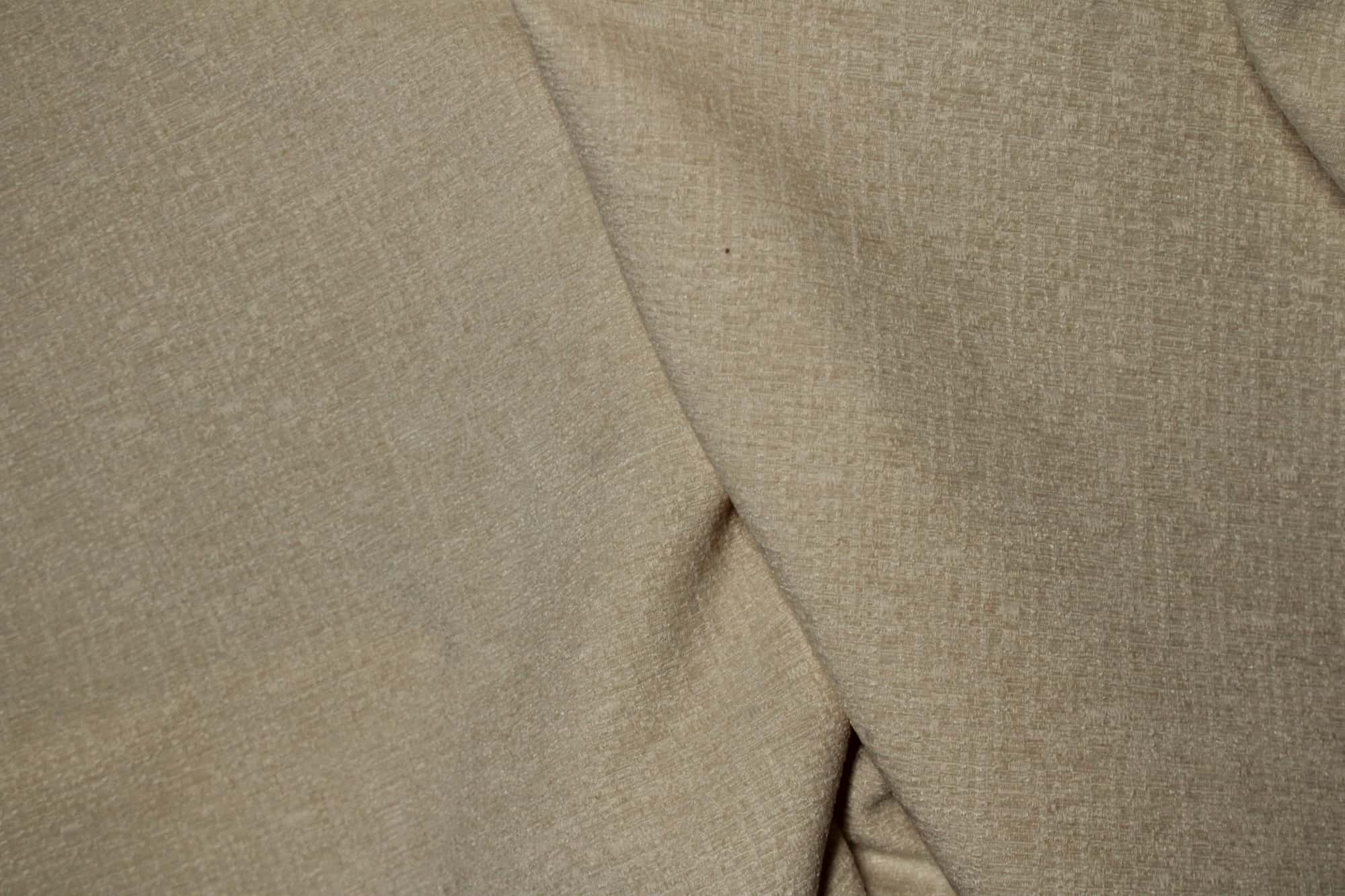 ivoor kleurige gordijnen uit de teddy chenille collectie, stofstructuur in beeld gebracht met de stof in elkaar gdraaid