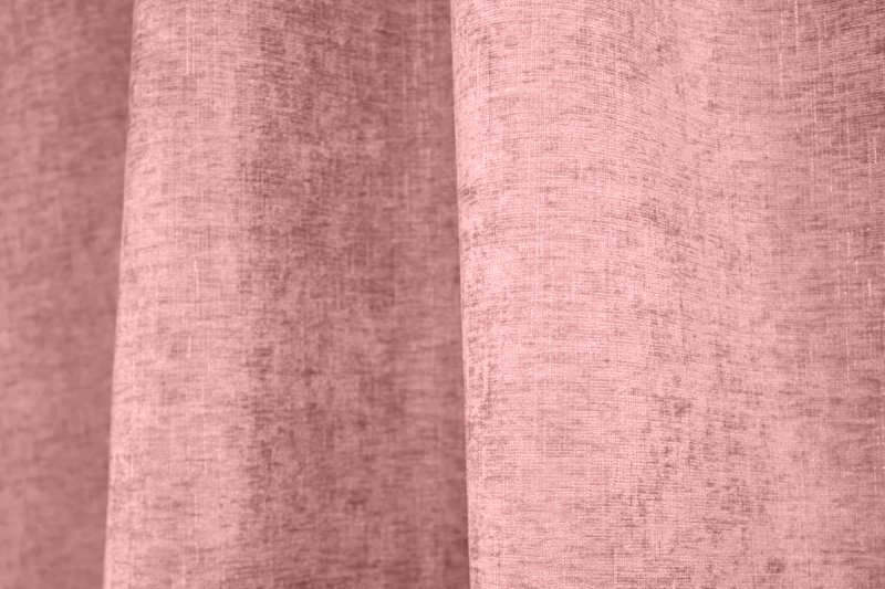 Licht roze chenille velvet gordijnen (SYM2695) — sfeerbeeld in de plooi met volle, zachte valling