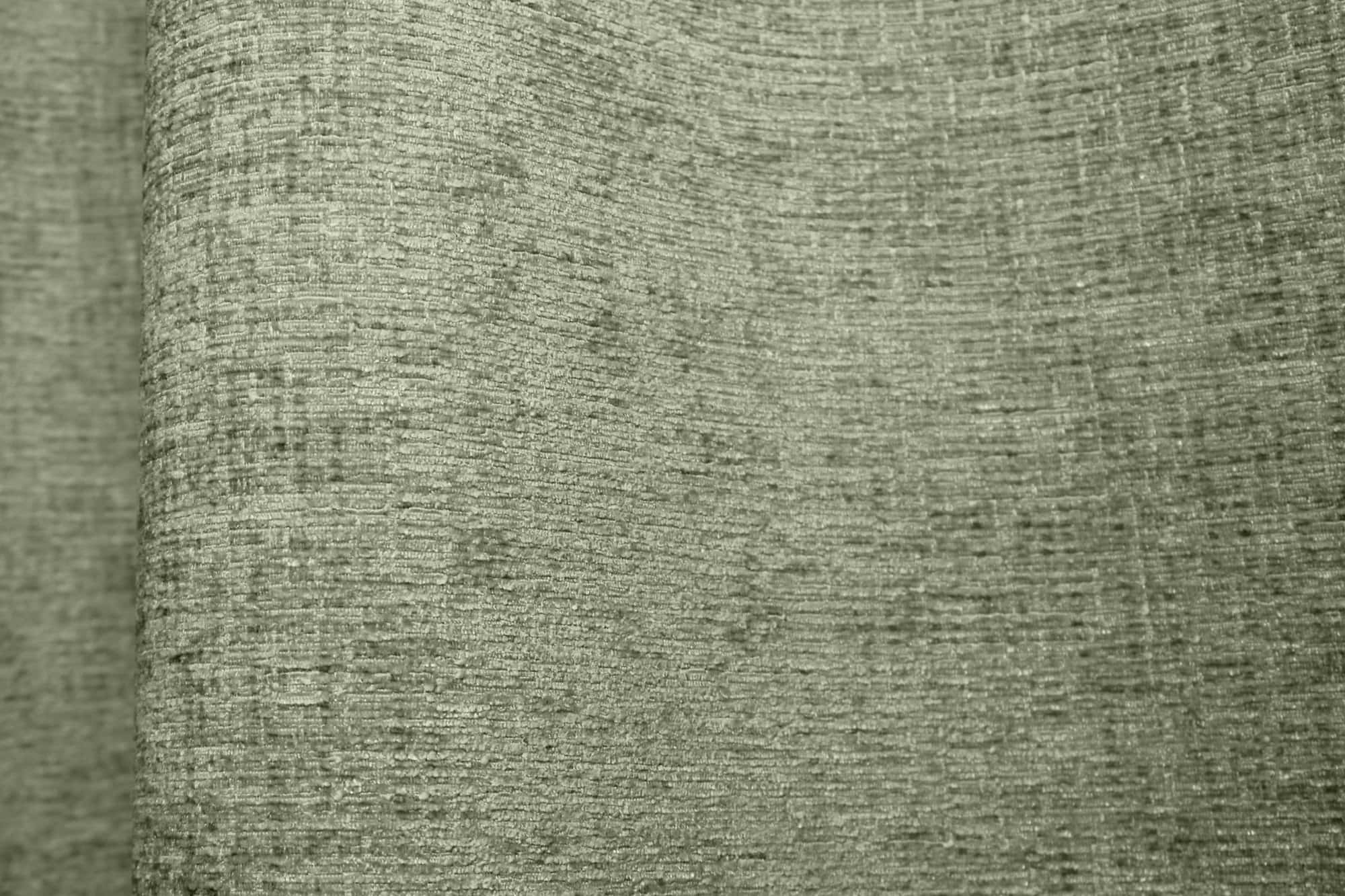 Stofdetails van mintgroene teddy chenille gordijnen van Okika, waarbij de volle, zachte teddy structuur en gelijkmatige chenille weving goed zichtbaar zijn bij daglicht