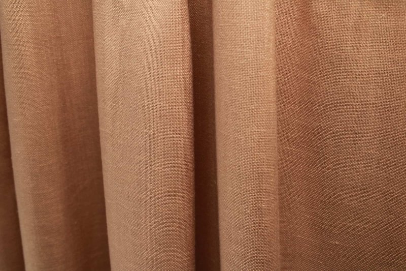 nude kleurige gordijjnen van de linoire collectie, sfeer foto van gordijnen in de plooi