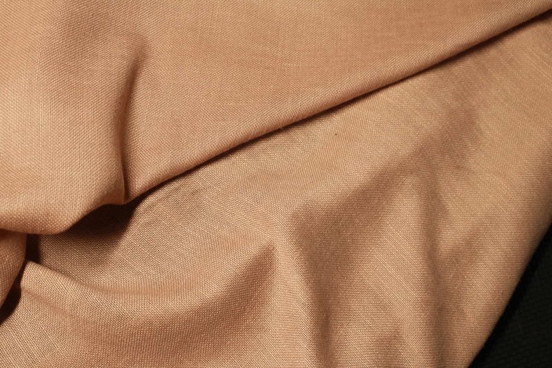 sfeerfoto van nude kleurige vouwgordijnen van de linoire collectie