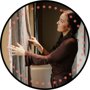 Renee - Okika Eigenaar okika, sfeerfoto van het goed hangen van gordijnen, kennismaken okika