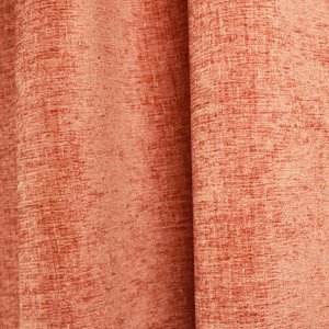 Sfeerfoto van roestkleurige teddy chenille gordijnen van Okika, getoond in de plooi, met een warme en zachte uitstraling bij natuurlijk licht in het interieur.