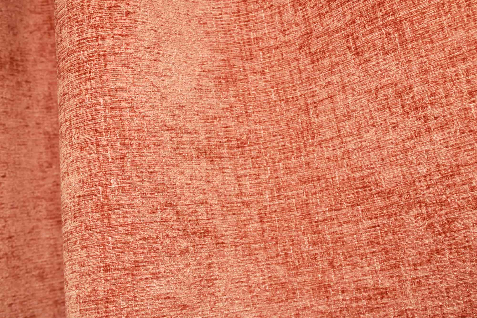 Stofdetails van roestkleurige teddy chenille gordijnen van Okika, met een volle, zachte structuur en gelijkmatige weving zichtbaar bij daglicht.