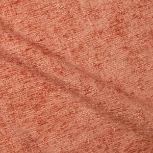 Stofstructuur van roestkleurige teddy chenille gordijnen van Okika, van dichtbij gefotografeerd met duidelijk zicht op de volle, zachte weving bij daglicht.