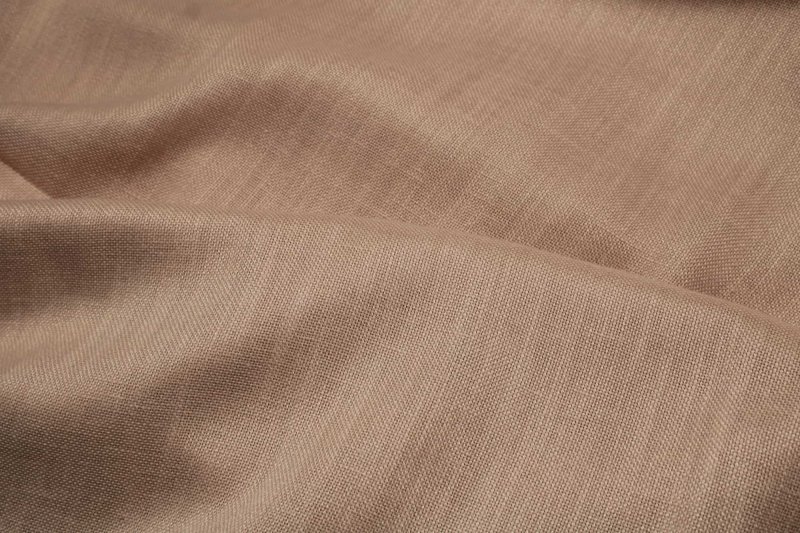 Sfeerbeeld van roze vouwgordijnen uit de Linoire collectie van Okika