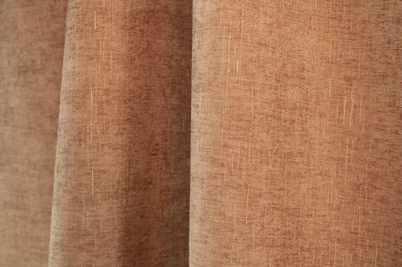 soft taupe chenille gordijnen sym2696 in de plooi met chenille weving en subtiel velvet effect door schakering in de garens