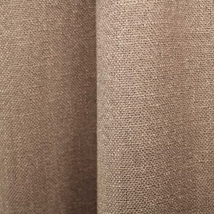 Dit is een sfeerfoto met gordijnen in plooien, waarin soft taupe gordijnen uit de Boucloir collectie JC2601 zijn te zien.